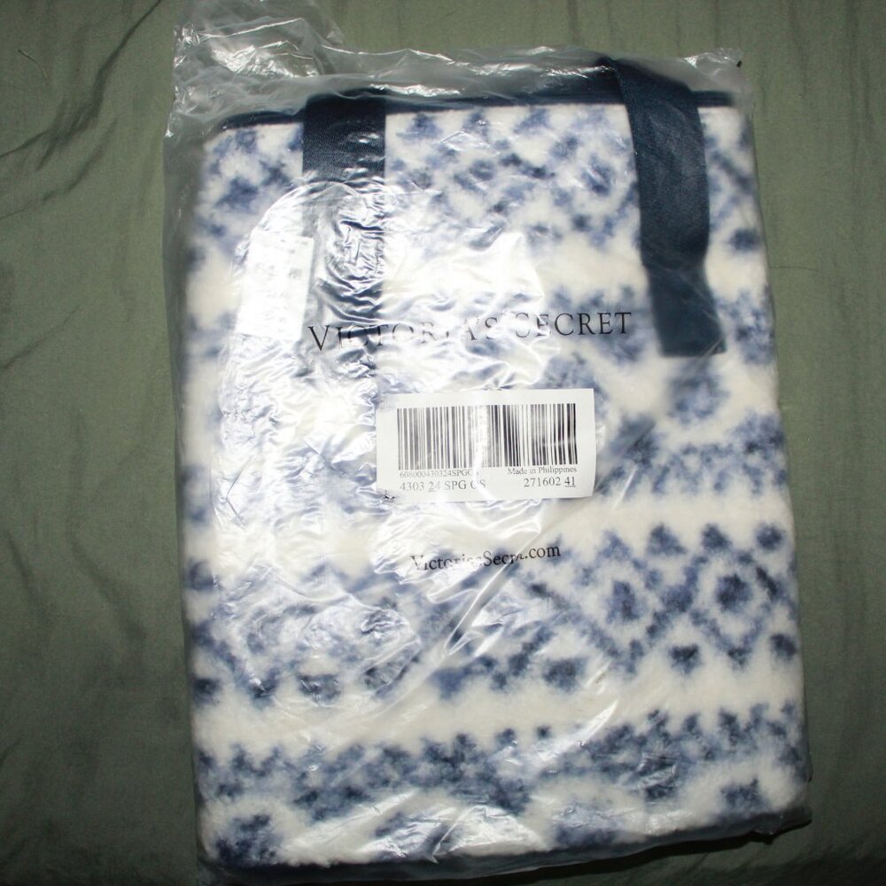 NWT Victoria's Secret Women's Cozy Sherpa Plush Fair Isle Weekender Bag - Picture 7 of 8